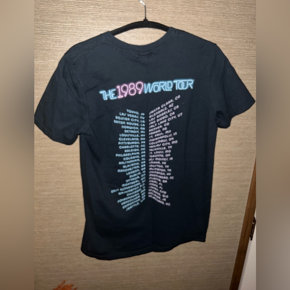 Taylor Swift The 1989 World Tour Black T-Shirt Concert Merch Adult Women’s Small - Picture 3 of 8